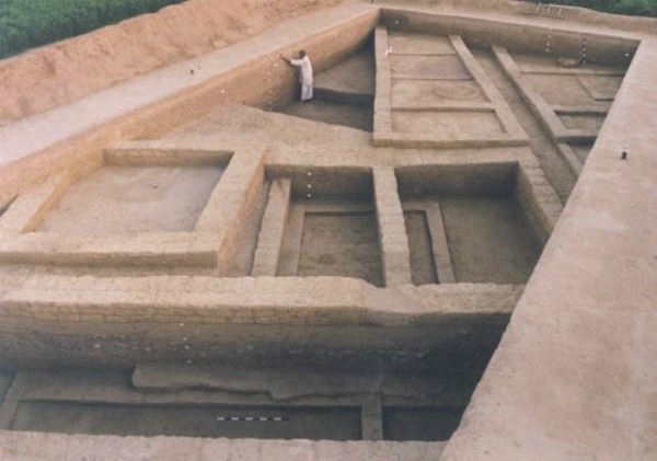 File:An excavated site at Rakhigarhi.jpg