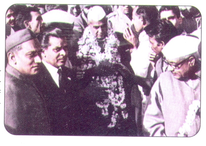 File:Charan Singh being honoured after becoming CM 1970.jpg