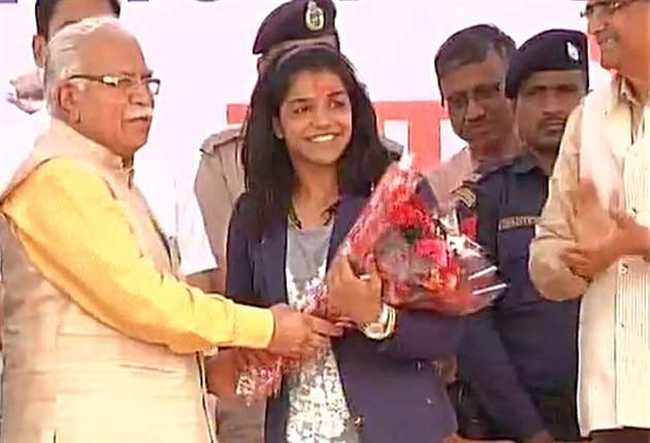 File:Haryana CM with Sakshi Malik in Bahadurgarh.jpg