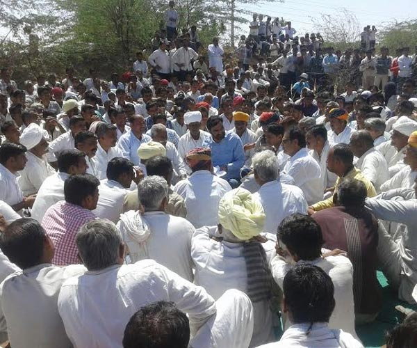 File:Hanuman Beniwal in Dharna on Falaudi Highway.jpg